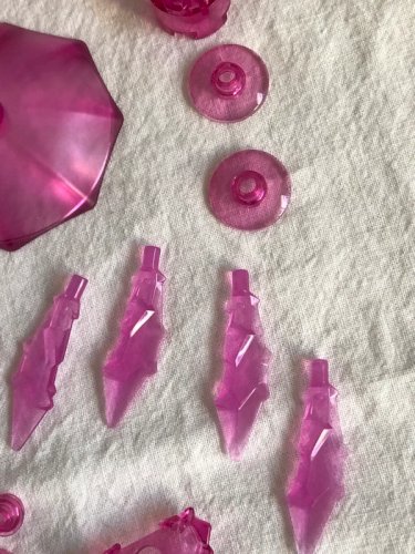 Pièces de Lego roses translucides