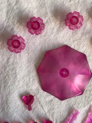 Pièces de Lego roses translucides