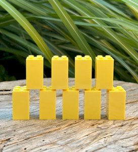 Light yellow Lego pieces/accessories