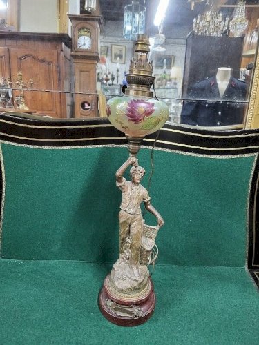 PIED DE LAMPE A PETROLE ELECTRIFIE EN REGULE VENDANGE RESRVOIR EN VERRE PEINT