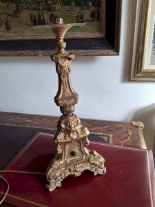 Pied de lampe ancien pique-cierge en métal doré repoussé avec cabochons en verre, XIXème siècle, monté à l'électricité