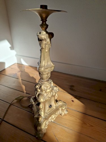 Pied de lampe ancien pique-cierge en métal doré repoussé avec cabochons en verre, XIXème siècle, monté à l'électricité