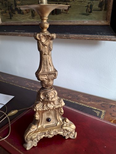 Pied de lampe ancien pique-cierge en métal doré repoussé avec cabochons en verre, XIXème siècle, monté à l'électricité