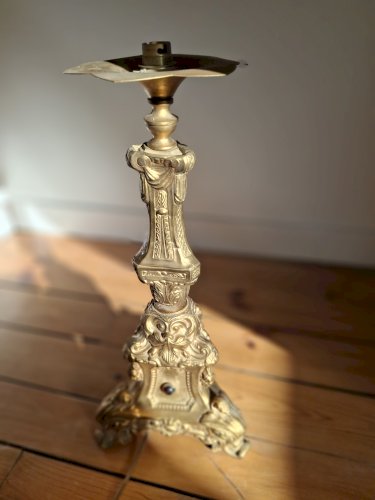 Pied de lampe ancien pique-cierge en métal doré repoussé avec cabochons en verre, XIXème siècle, monté à l'électricité