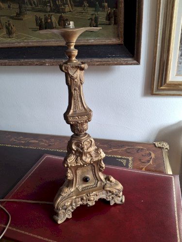 Pied de lampe ancien pique-cierge en métal doré repoussé avec cabochons en verre, XIXème siècle, monté à l'électricité