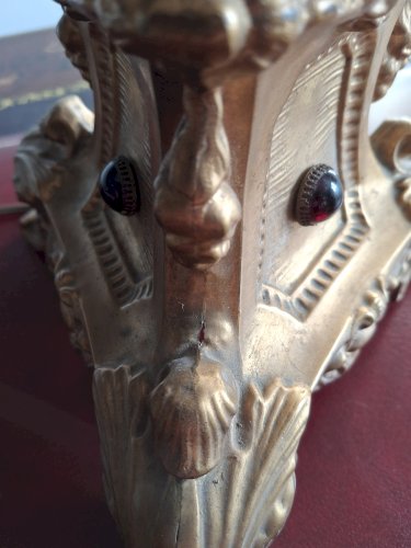 Pied de lampe ancien pique-cierge en métal doré repoussé avec cabochons en verre, XIXème siècle, monté à l'électricité