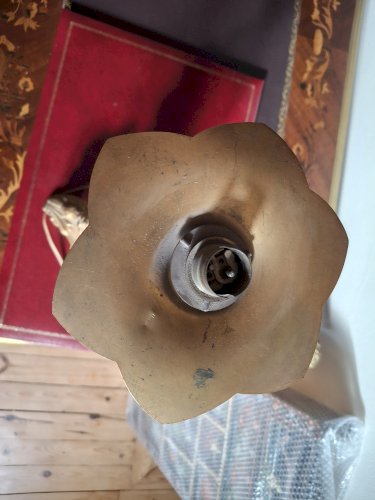 Pied de lampe ancien pique-cierge en métal doré repoussé avec cabochons en verre, XIXème siècle, monté à l'électricité