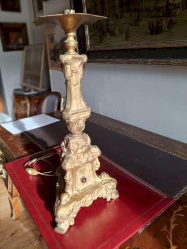 Pied de lampe ancien pique-cierge en métal doré repoussé avec cabochons en verre, XIXème siècle, monté à l'électricité