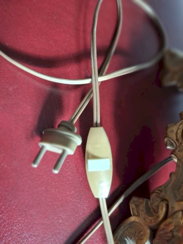 Pied de lampe ancien pique-cierge en métal doré repoussé avec cabochons en verre, XIXème siècle, monté à l'électricité