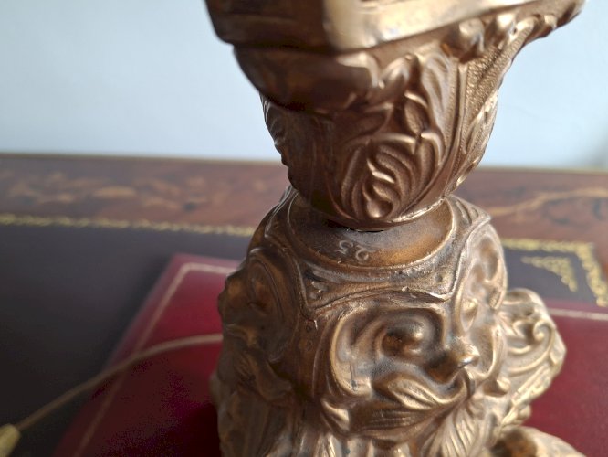 Pied de lampe ancien pique-cierge en métal doré repoussé avec cabochons en verre, XIXème siècle, monté à l'électricité