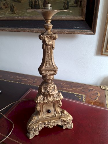 Pied de lampe ancien pique-cierge en métal doré repoussé avec cabochons en verre, XIXème siècle, monté à l'électricité