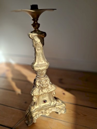 Pied de lampe ancien pique-cierge en métal doré repoussé avec cabochons en verre, XIXème siècle, monté à l'électricité