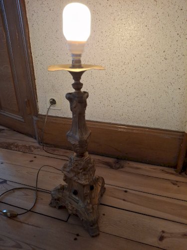 Pied de lampe ancien pique-cierge en métal doré repoussé avec cabochons en verre, XIXème siècle, monté à l'électricité