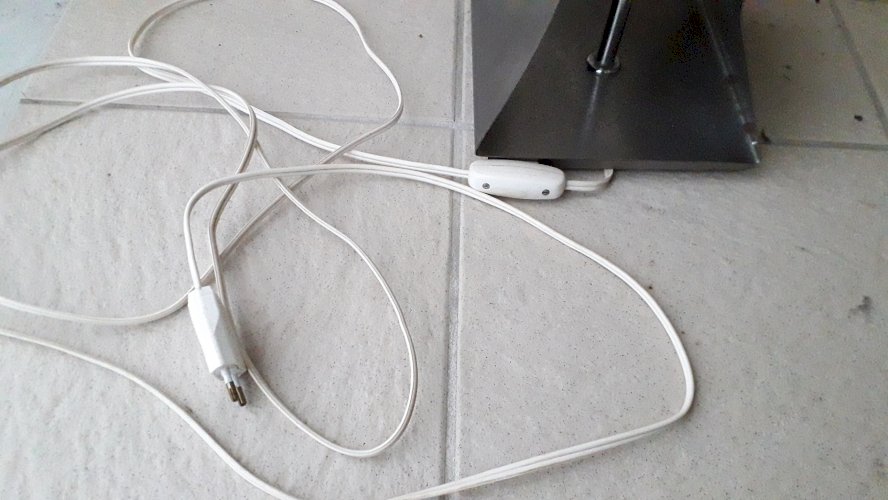 Pied de lampe en métal