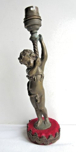 Pied de lampe Napoléon III en bronze à patine brune: Angelot portant le lumière