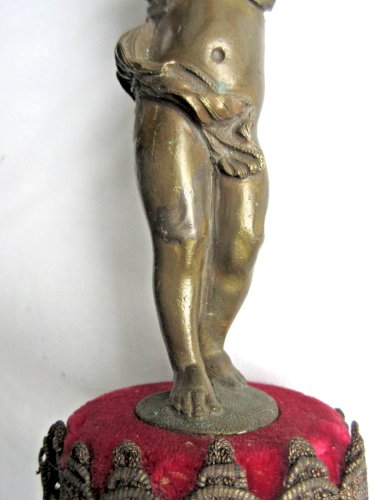 Pied de lampe Napoléon III en bronze à patine brune: Angelot portant le lumière