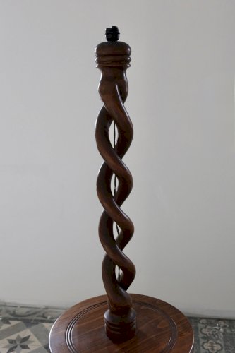 Pied de lampe vintage en bois tourné torsadé avec tablette