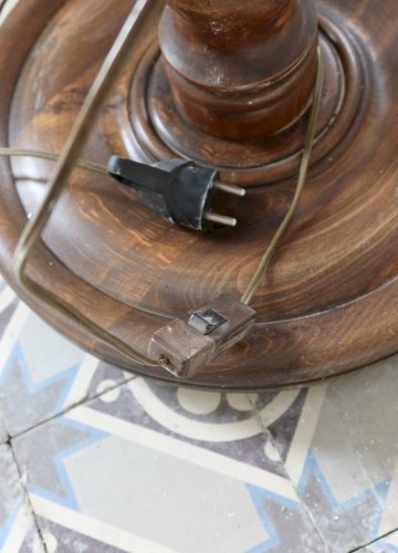 Pied de lampe vintage en bois tourné torsadé avec tablette