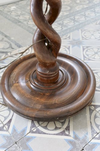 Pied de lampe vintage en bois tourné torsadé avec tablette