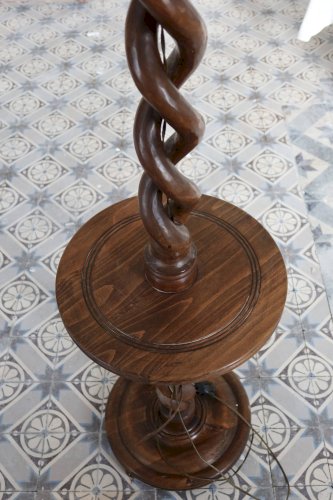 Pied de lampe vintage en bois tourné torsadé avec tablette