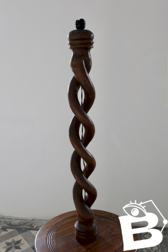 Pied de lampe vintage en bois tourné torsadé avec tablette