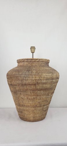Pied e lampe en rotin tressé