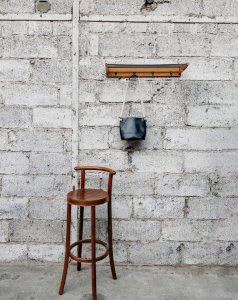 Pierre, le tabouret de bar en bois foncé N°8