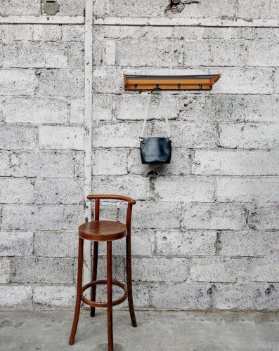 Pierre, le tabouret de bar en bois foncé N°8