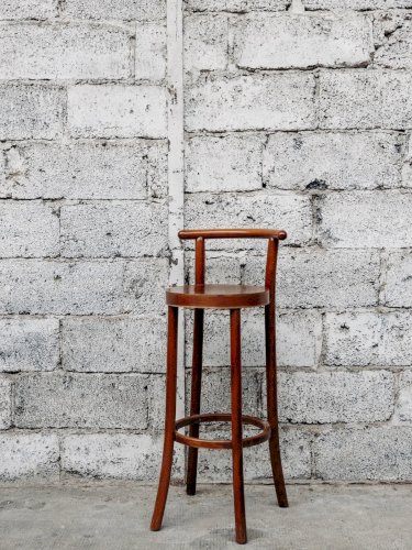 Pierre, le tabouret de bar en bois foncé N°8