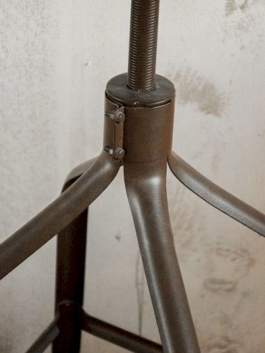 Pierre, le tabouret haut en acier N°32