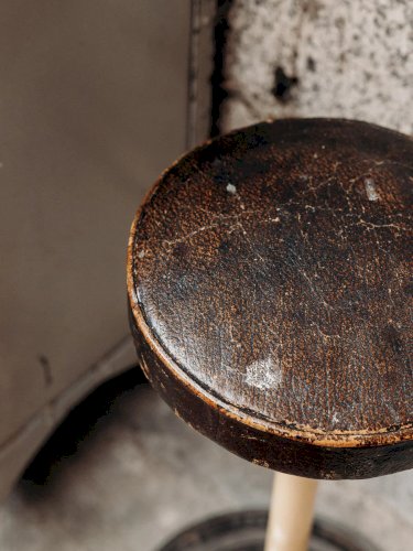 Pierre, le tabouret haut en cuir N°11