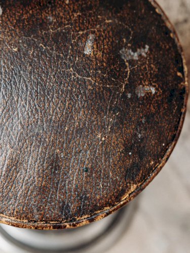 Pierre, le tabouret haut en cuir N°11