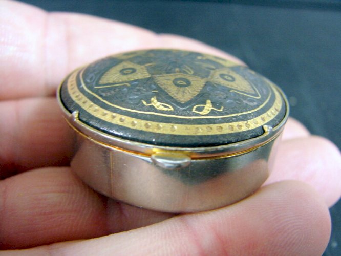 Pill Box / Boîte à Pilules Laiton Doré Couvercle Or Fin Damasquiné de Tolede