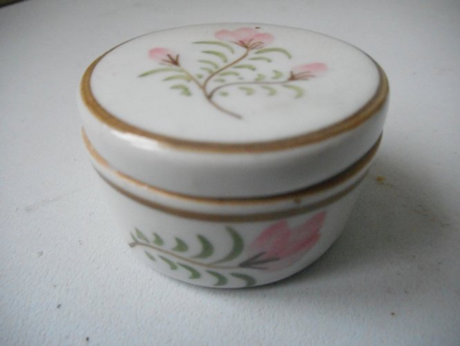 Pill Box / Boîte à Pilules Laiton Doré Couvercle Or Fin Damasquiné de Tolede