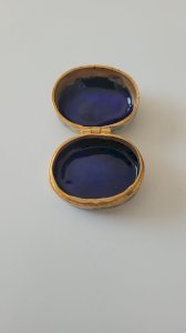 pilulier en émaux cloisonné doré