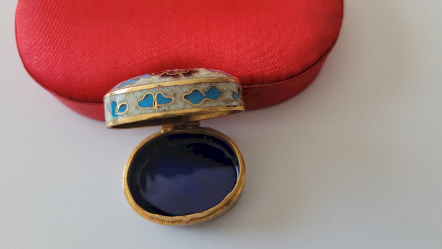 pilulier en émaux cloisonné doré