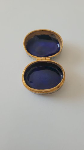 pilulier en émaux cloisonné doré