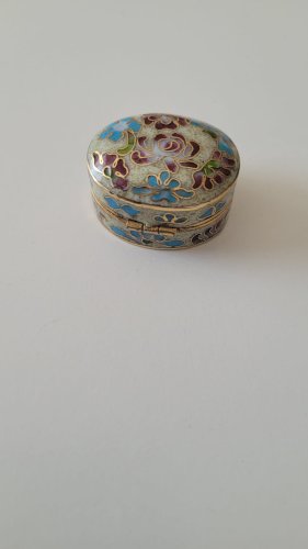 pilulier en émaux cloisonné doré