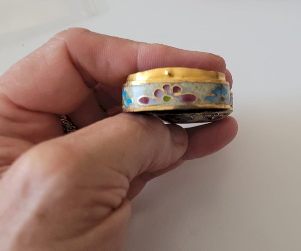 pilulier en émaux cloisonné doré