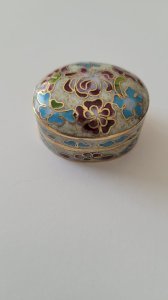 pilulier en émaux cloisonné doré