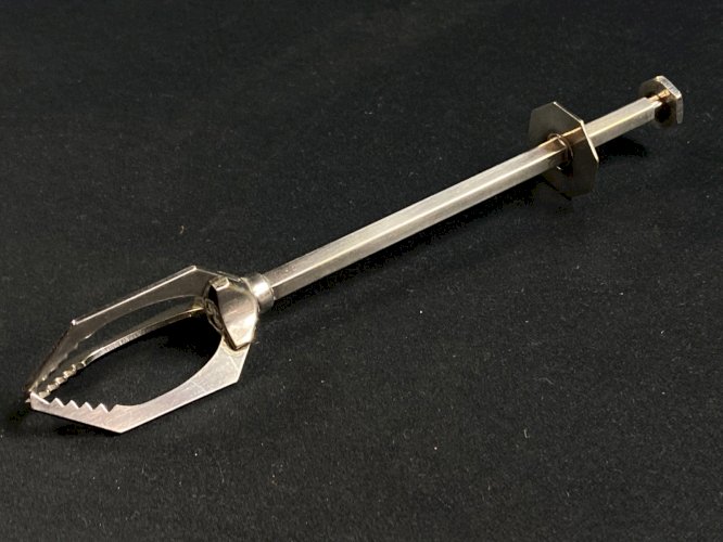 Pince à glaçons et / ou à sucre en métal argenté, système "crabe"