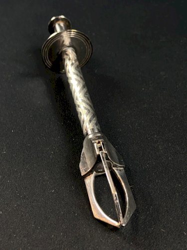 Pince à glaçons et / ou à sucre métal argenté à décor guilloché, système "crabe"