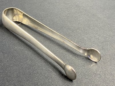 Sugar tongs with monogrammed decoration AM or MA silver-plated signed Christofle.