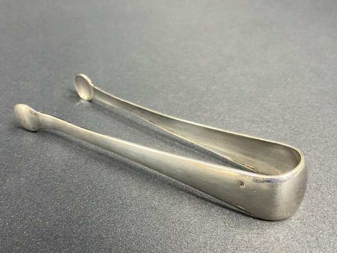 Pince à sucre à décor monogrammé AM ou MA métal argenté signé Christofle