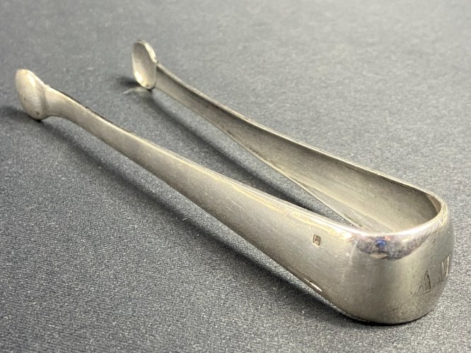 Pince à sucre à décor monogrammé AM ou MA métal argenté signé Christofle