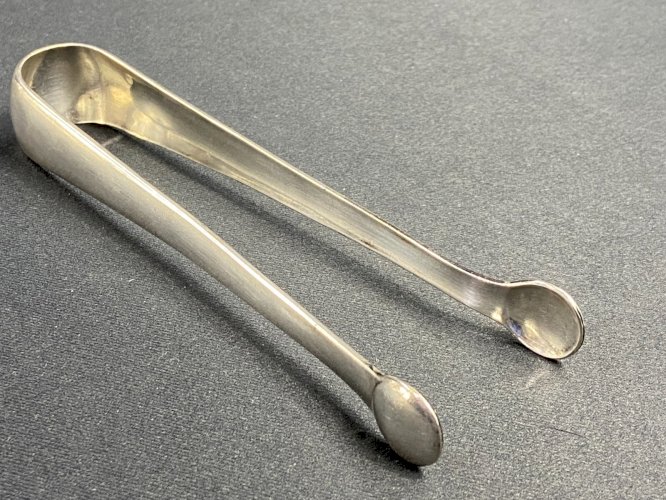 Pince à sucre à décor monogrammé AM ou MA métal argenté signé Christofle