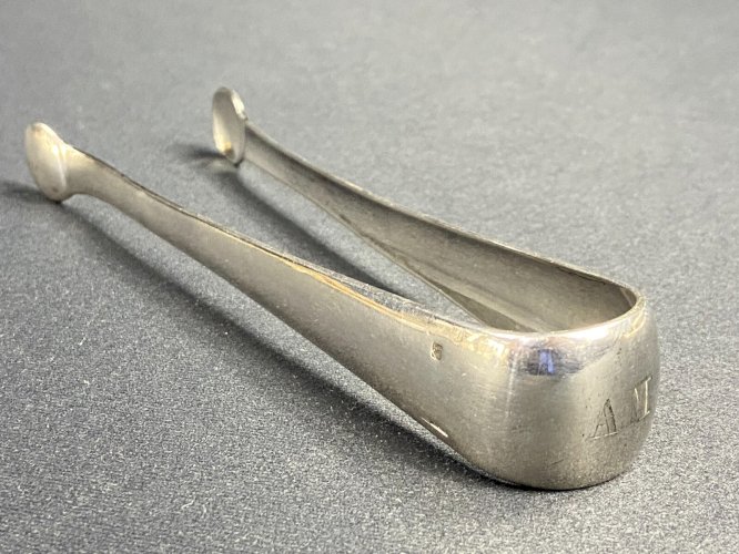 Pince à sucre à décor monogrammé AM ou MA métal argenté signé Christofle