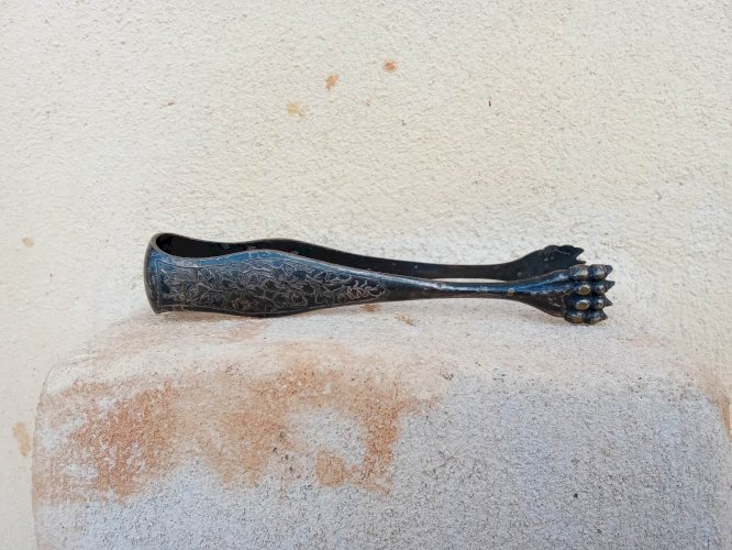 Pince à sucre ancienne, à griffes et décor végétal 
