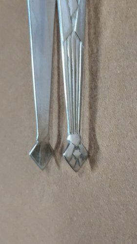 PINCE A SUCRE ART DECO EN METAL ARGENTE