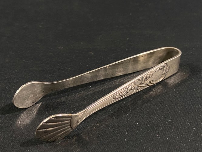Pince à sucre en métal argenté décor coquille de style Louis XV